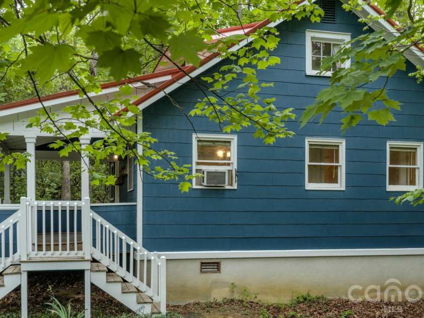 24 Moore Circle, Black Mountain, NC 28711.  MLS# CAR4379152, YatesRealty ID 19459. 