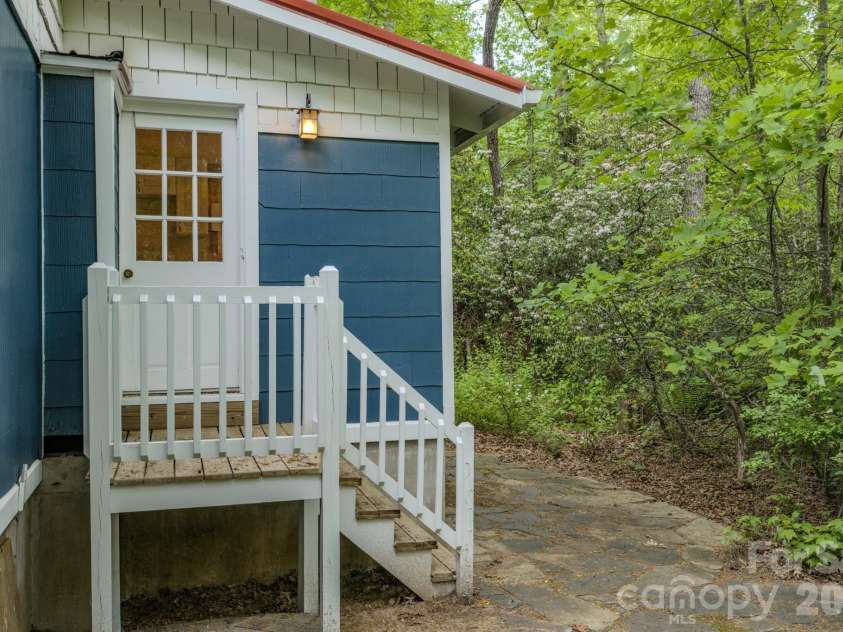24 Moore Circle, Black Mountain, NC 28711.  MLS# CAR4379152, YatesRealty ID 19459. 