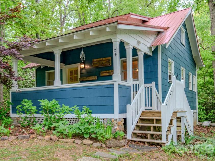 24 Moore Circle, Black Mountain, NC 28711.  MLS# CAR4379152, YatesRealty ID 19459. 