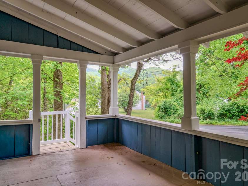 24 Moore Circle, Black Mountain, NC 28711.  MLS# CAR4379152, YatesRealty ID 19459. 