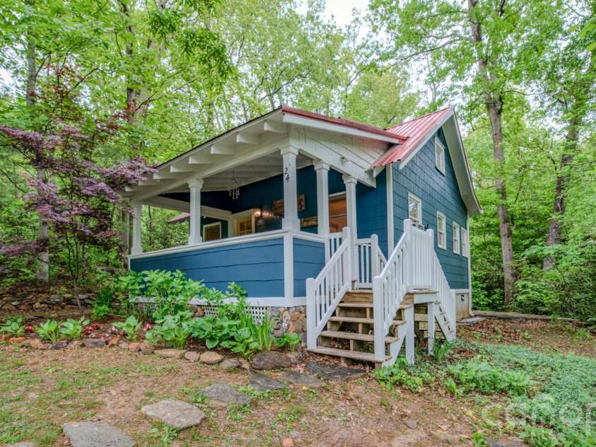 24 Moore Circle, Black Mountain, NC 28711.  MLS# CAR4379152, YatesRealty ID 19459. 