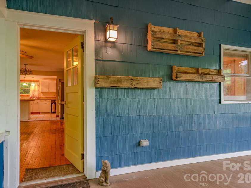 24 Moore Circle, Black Mountain, NC 28711.  MLS# CAR4379152, YatesRealty ID 19459. 