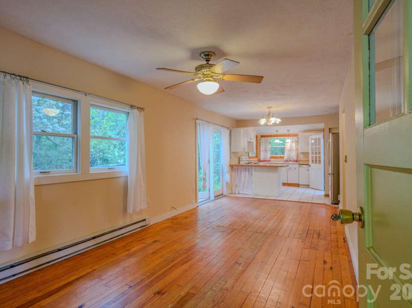 24 Moore Circle, Black Mountain, NC 28711.  MLS# CAR4379152, YatesRealty ID 19459. 