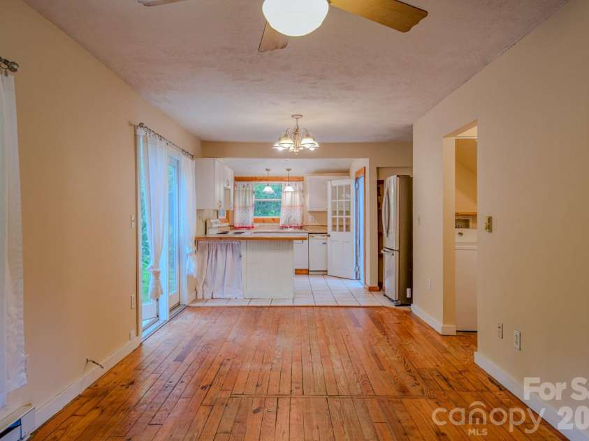 24 Moore Circle, Black Mountain, NC 28711.  MLS# CAR4379152, YatesRealty ID 19459. 