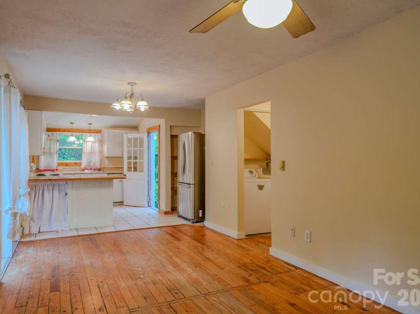 24 Moore Circle, Black Mountain, NC 28711.  MLS# CAR4379152, YatesRealty ID 19459. 