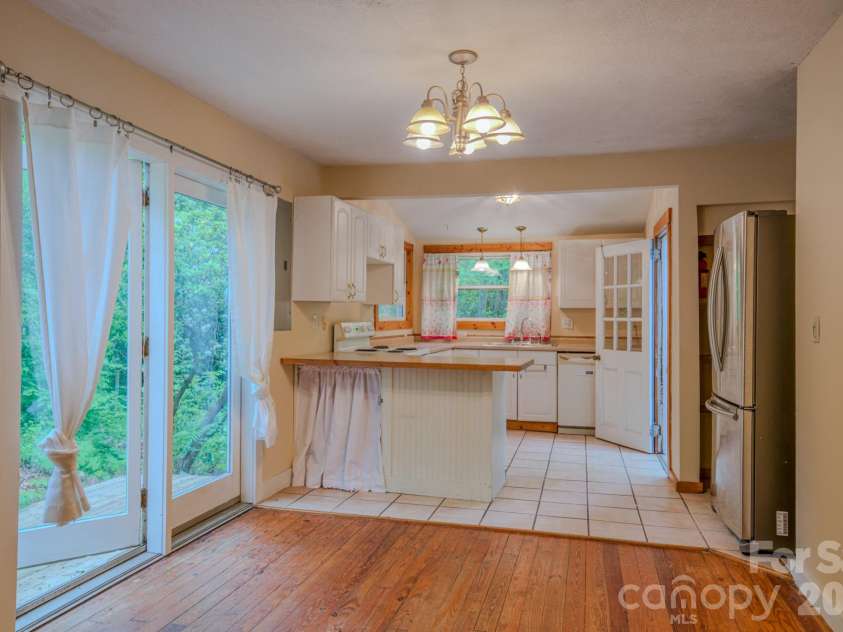 24 Moore Circle, Black Mountain, NC 28711.  MLS# CAR4379152, YatesRealty ID 19459. 
