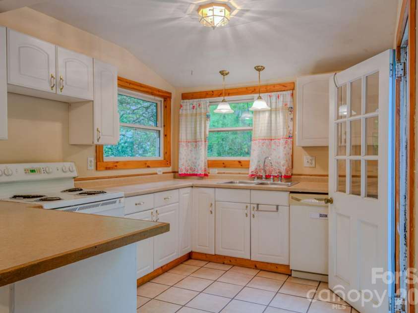24 Moore Circle, Black Mountain, NC 28711.  MLS# CAR4379152, YatesRealty ID 19459. 