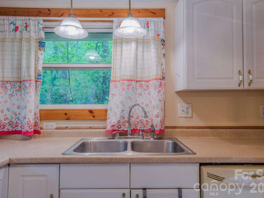 24 Moore Circle, Black Mountain, NC 28711.  MLS# CAR4379152, YatesRealty ID 19459. 