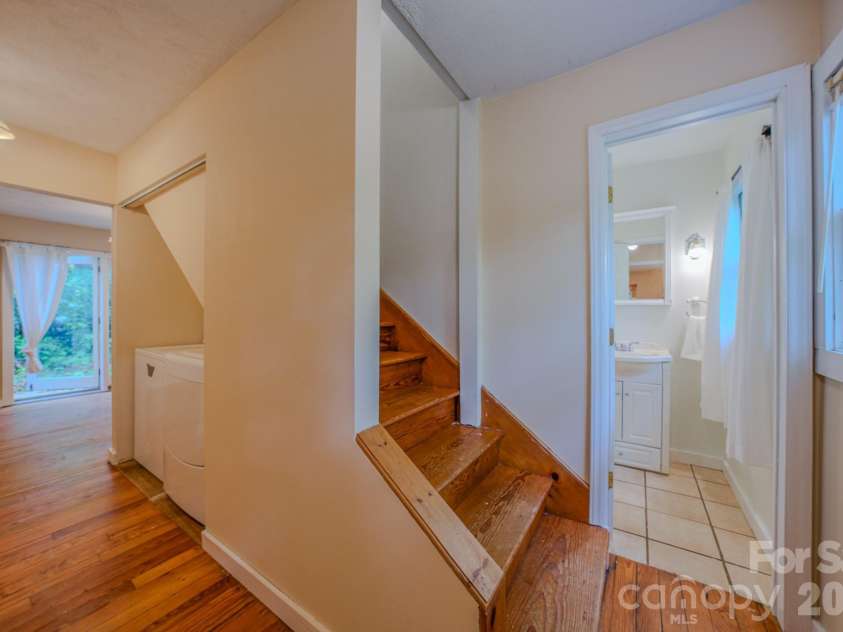 24 Moore Circle, Black Mountain, NC 28711.  MLS# CAR4379152, YatesRealty ID 19459. 