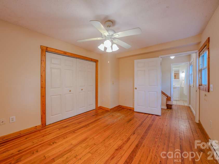 24 Moore Circle, Black Mountain, NC 28711.  MLS# CAR4379152, YatesRealty ID 19459. 