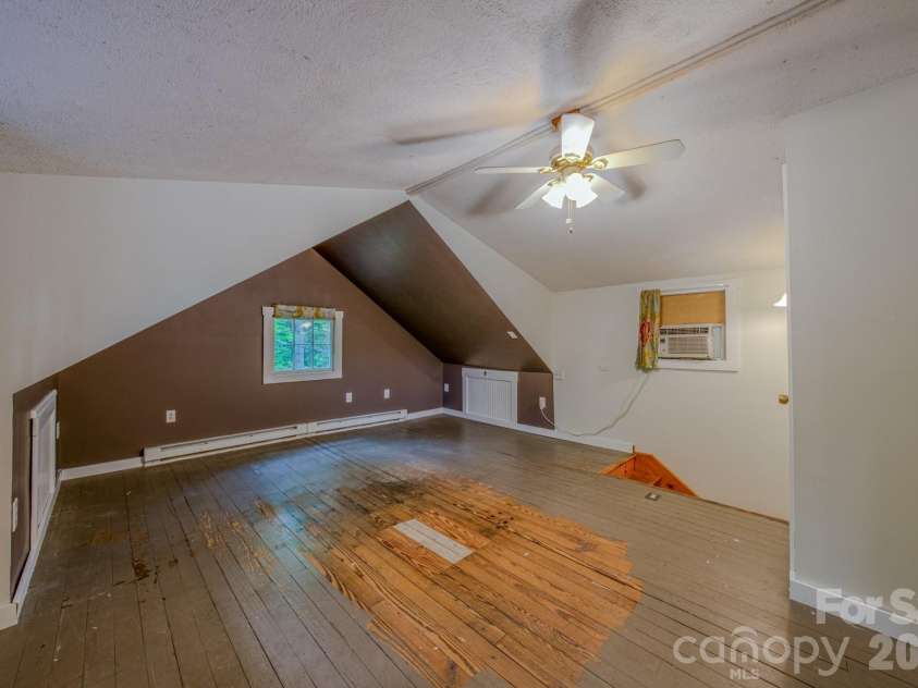 24 Moore Circle, Black Mountain, NC 28711.  MLS# CAR4379152, YatesRealty ID 19459. 