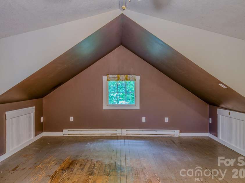 24 Moore Circle, Black Mountain, NC 28711.  MLS# CAR4379152, YatesRealty ID 19459. 