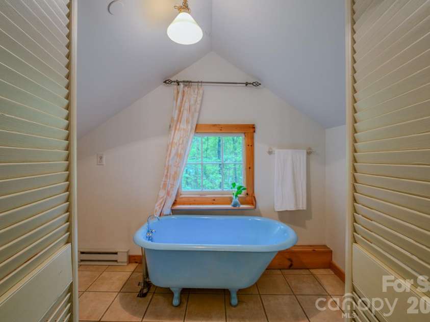 24 Moore Circle, Black Mountain, NC 28711.  MLS# CAR4379152, YatesRealty ID 19459. 