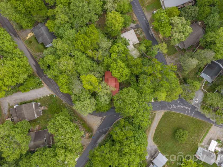 24 Moore Circle, Black Mountain, NC 28711.  MLS# CAR4379152, YatesRealty ID 19459. 