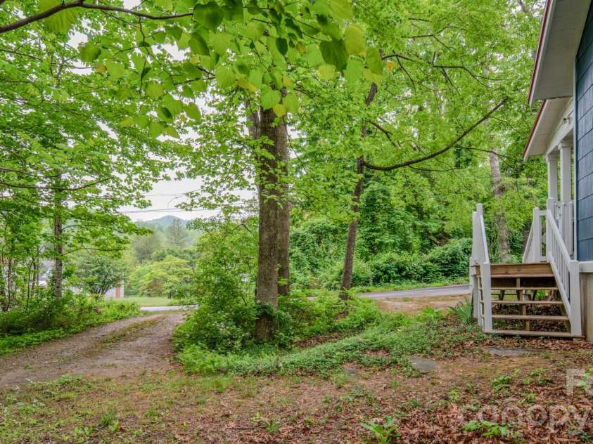 24 Moore Circle, Black Mountain, NC 28711.  MLS# CAR4379152, YatesRealty ID 19459. 