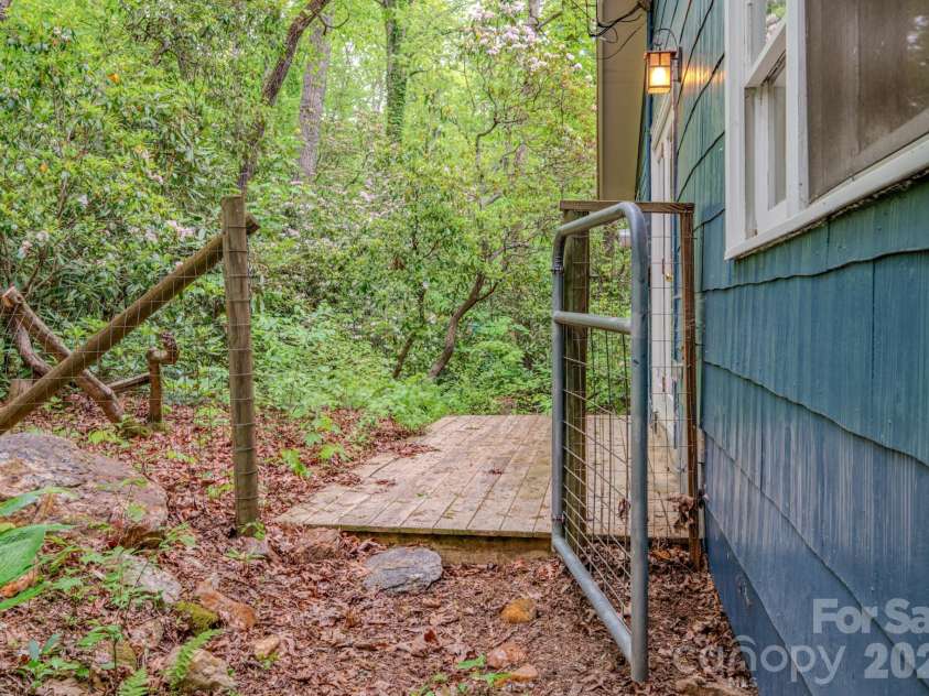 24 Moore Circle, Black Mountain, NC 28711.  MLS# CAR4379152, YatesRealty ID 19459. 