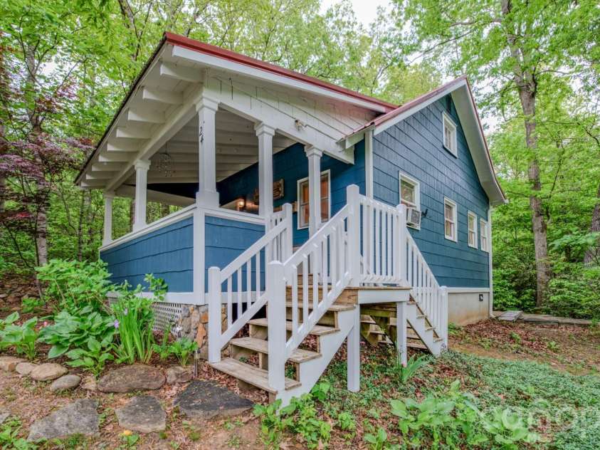 24 Moore Circle, Black Mountain, NC 28711.  MLS# CAR4379152, YatesRealty ID 19459. 