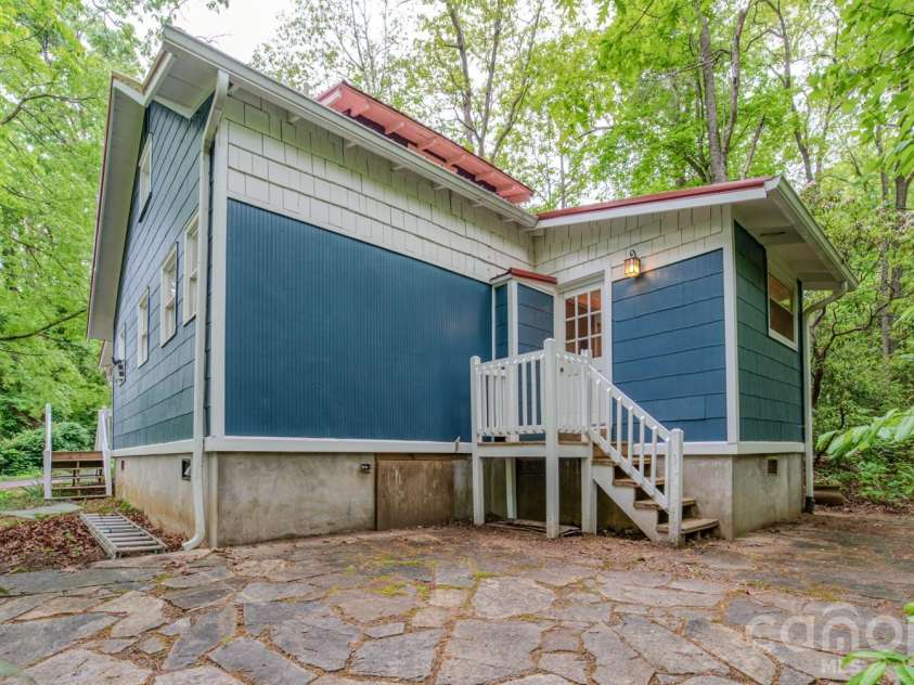 24 Moore Circle, Black Mountain, NC 28711.  MLS# CAR4379152, YatesRealty ID 19459. 