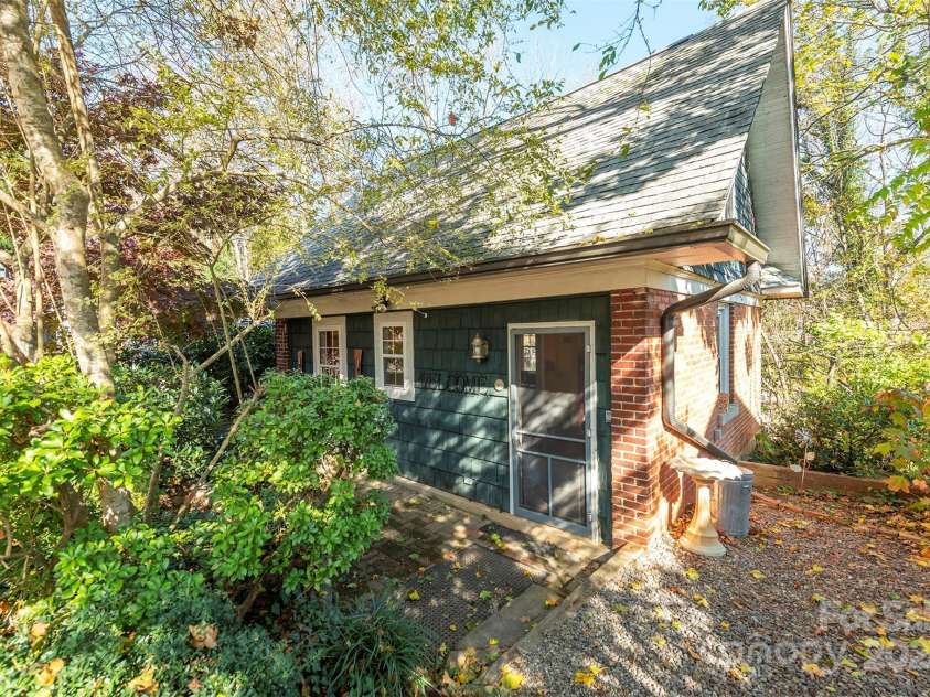 77 Kenilworth Road, Asheville, NC 28803.  MLS# CAR4199738, YatesRealty ID 1946. Guest House