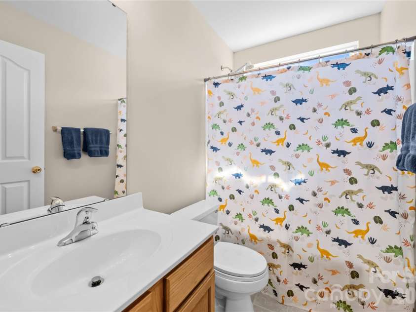 11229 Palomar Mountain Drive, Charlotte, NC 28278.  MLS# CAR4379224, YatesRealty ID 19463. 2nd Full Bath