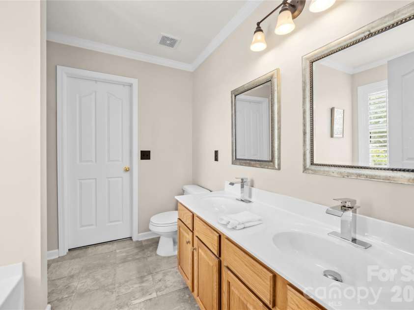 11229 Palomar Mountain Drive, Charlotte, NC 28278.  MLS# CAR4379224, YatesRealty ID 19463. Master Bathroom