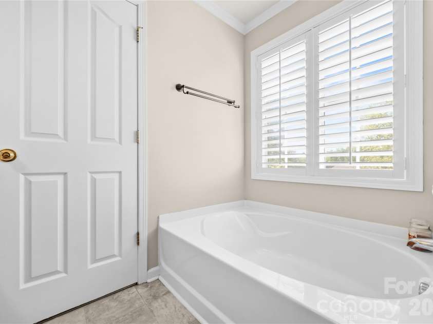 11229 Palomar Mountain Drive, Charlotte, NC 28278.  MLS# CAR4379224, YatesRealty ID 19463. Master Bathroom Tub