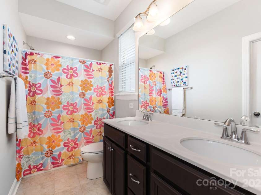 14228 Twin Eagles Lane, Charlotte, NC 28278.  MLS# CAR4260102, YatesRealty ID 19467. Buddy bath with bedroom 2&3