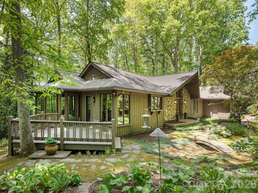 227 Estate Drive, Hendersonville, NC 28739.  MLS# CAR4379373, YatesRealty ID 19470. 