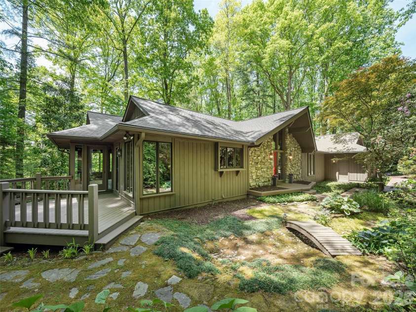 227 Estate Drive, Hendersonville, NC 28739.  MLS# CAR4379373, YatesRealty ID 19470. 