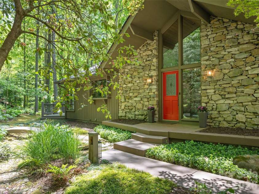 227 Estate Drive, Hendersonville, NC 28739.  MLS# CAR4379373, YatesRealty ID 19470. 