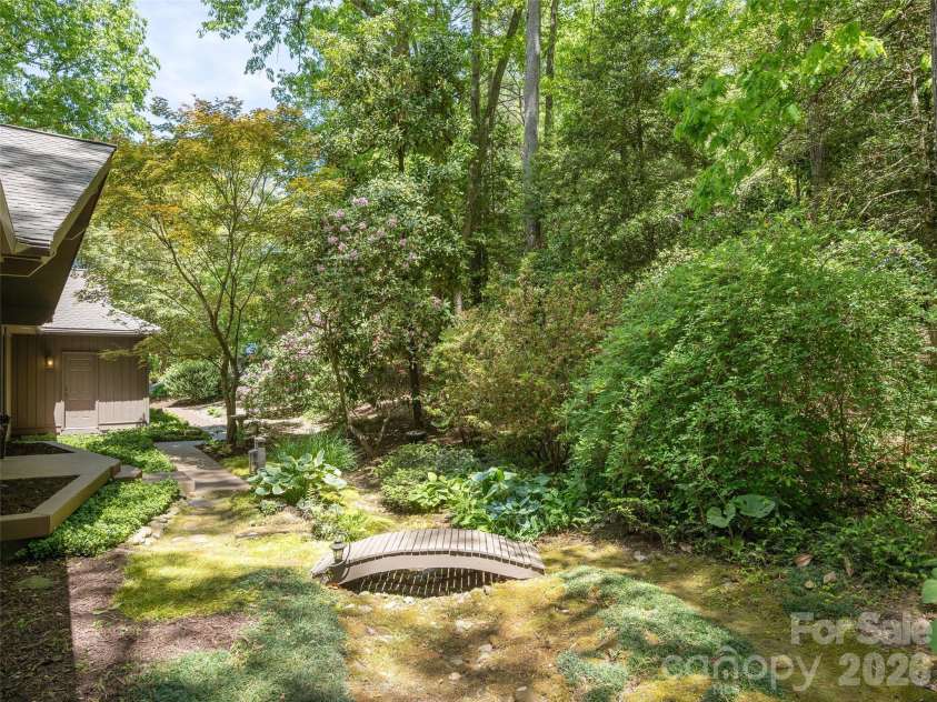 227 Estate Drive, Hendersonville, NC 28739.  MLS# CAR4379373, YatesRealty ID 19470. 