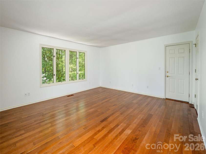 227 Estate Drive, Hendersonville, NC 28739.  MLS# CAR4379373, YatesRealty ID 19470. 