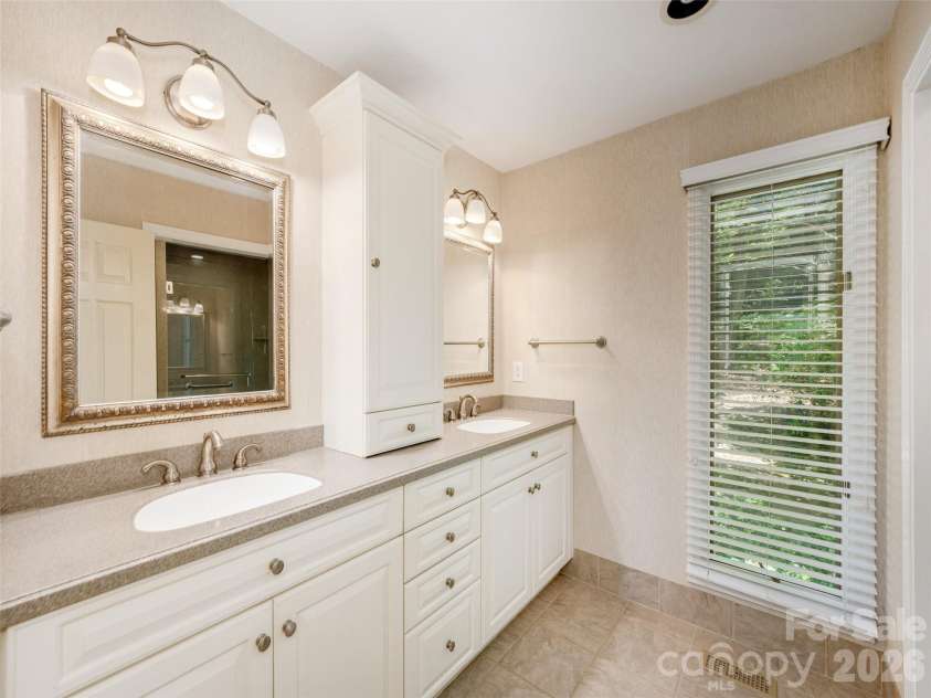 227 Estate Drive, Hendersonville, NC 28739.  MLS# CAR4379373, YatesRealty ID 19470. 