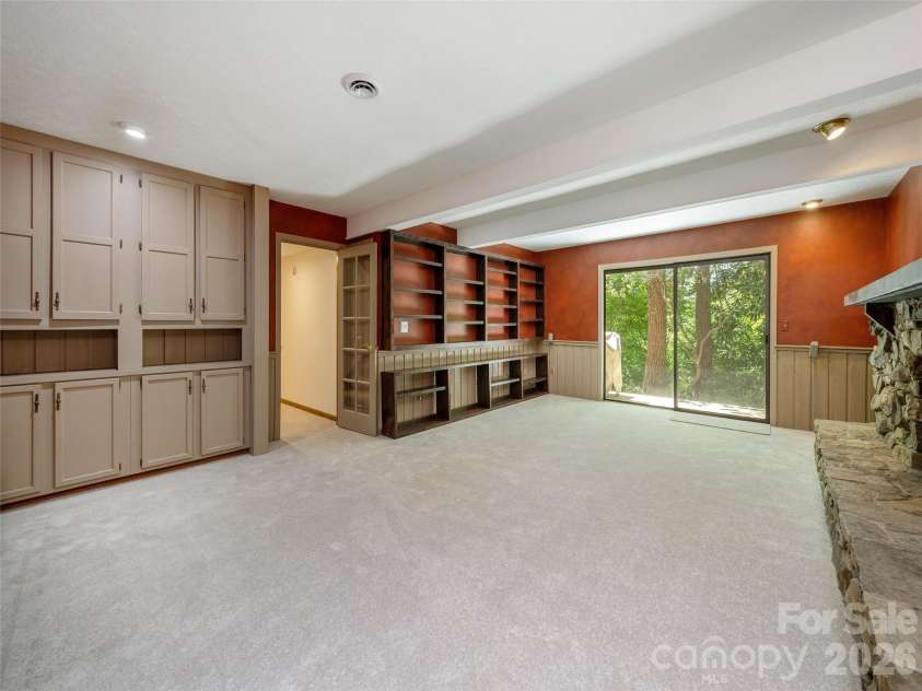 227 Estate Drive, Hendersonville, NC 28739.  MLS# CAR4379373, YatesRealty ID 19470. 