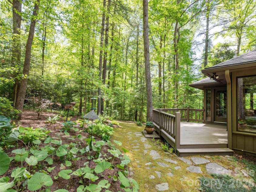 227 Estate Drive, Hendersonville, NC 28739.  MLS# CAR4379373, YatesRealty ID 19470. 