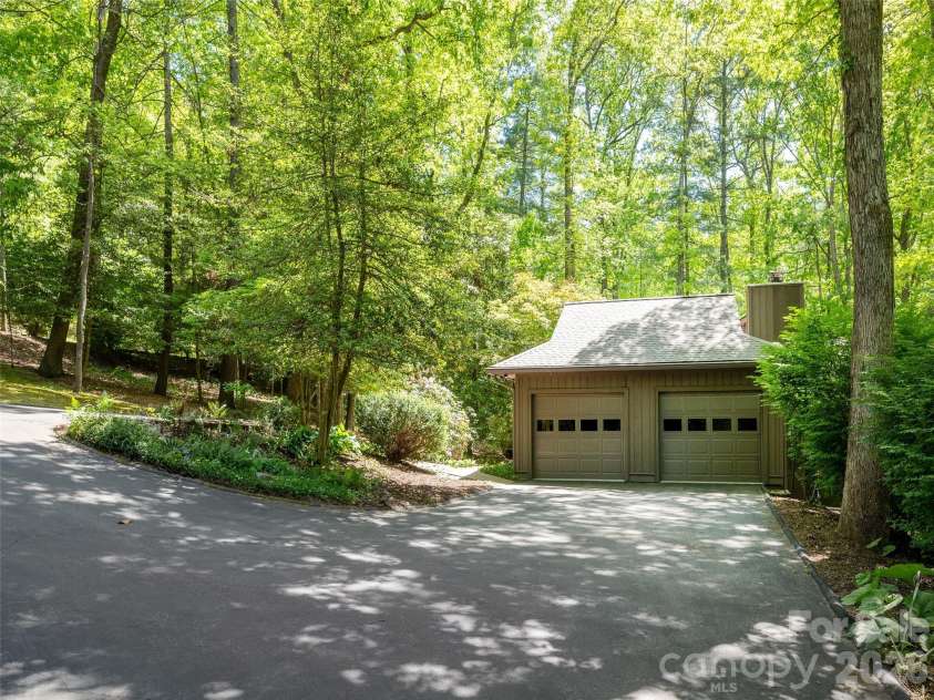227 Estate Drive, Hendersonville, NC 28739.  MLS# CAR4379373, YatesRealty ID 19470. 