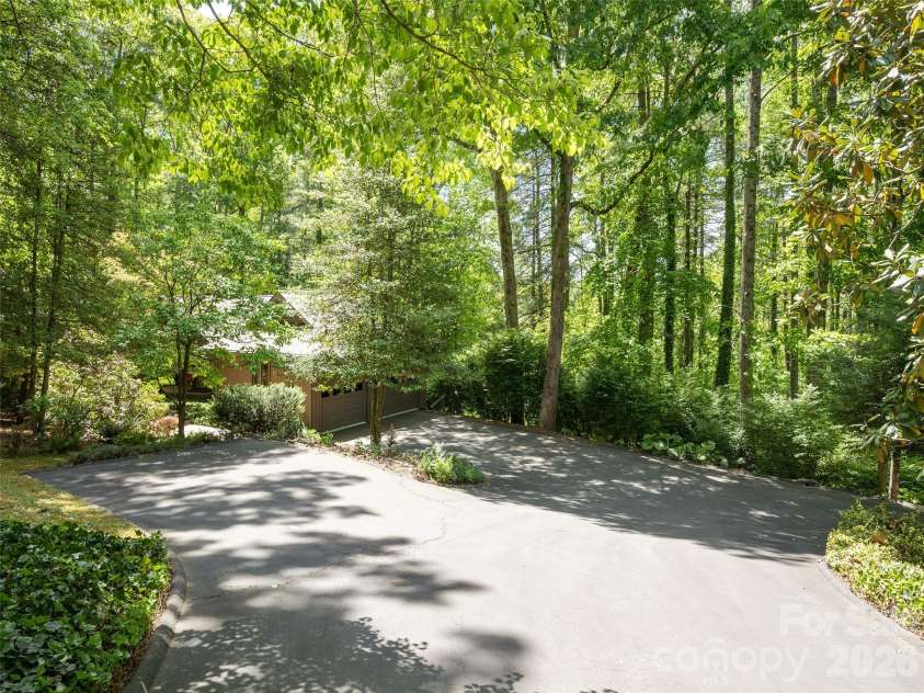 227 Estate Drive, Hendersonville, NC 28739.  MLS# CAR4379373, YatesRealty ID 19470. 