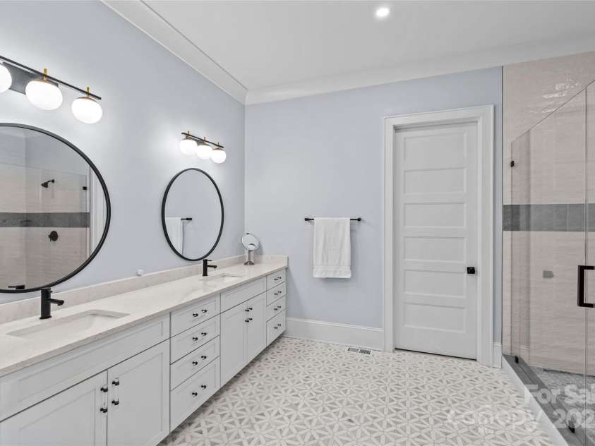 5638 Timber Lane, Charlotte, NC 28270.  MLS# CAR4268373, YatesRealty ID 19471. Master Bath