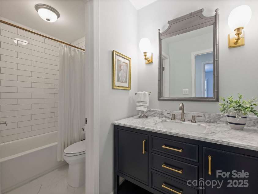 16308 Woolwine Road, Charlotte, NC 28278.  MLS# CAR4260989, YatesRealty ID 19473. Full Bathroom