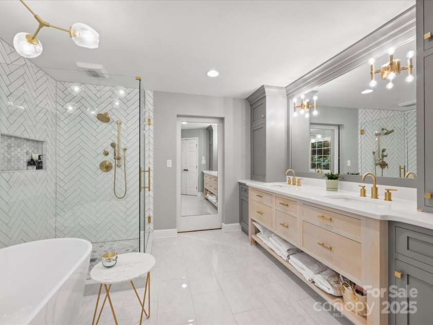 16308 Woolwine Road, Charlotte, NC 28278.  MLS# CAR4260989, YatesRealty ID 19473. Primary Bathroom