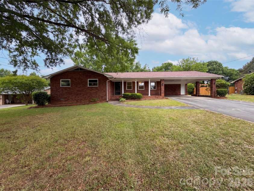 128 Greenview Drive, Kannapolis, NC 28081.  MLS# CAR4379540, YatesRealty ID 19477. 