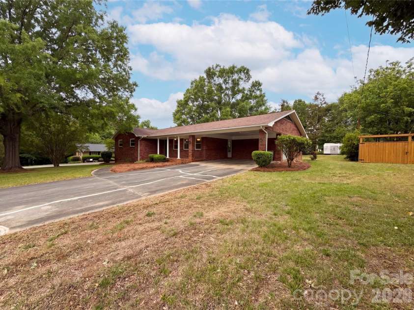 128 Greenview Drive, Kannapolis, NC 28081.  MLS# CAR4379540, YatesRealty ID 19477. 