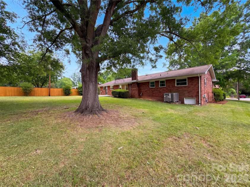 128 Greenview Drive, Kannapolis, NC 28081.  MLS# CAR4379540, YatesRealty ID 19477. 