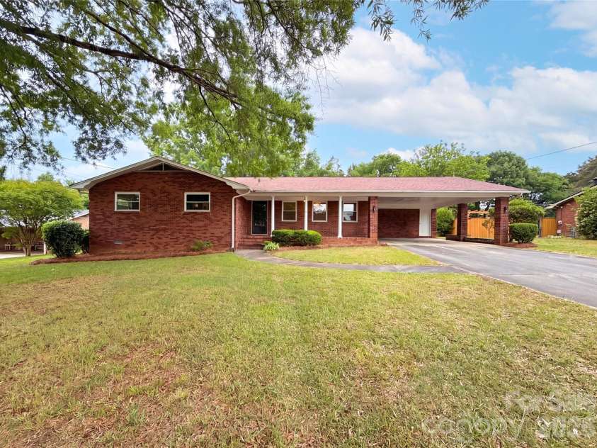 128 Greenview Drive, Kannapolis, NC 28081.  MLS# CAR4379540, YatesRealty ID 19477. 