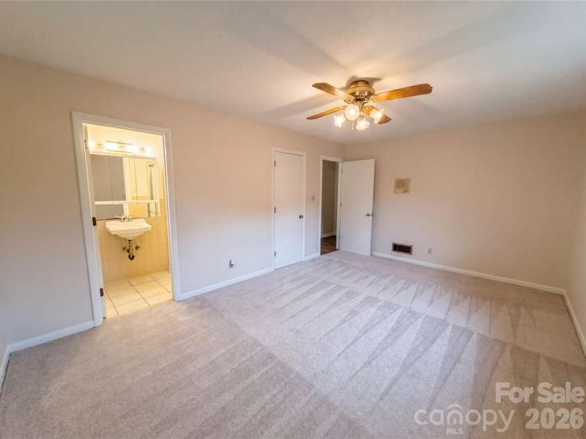128 Greenview Drive, Kannapolis, NC 28081.  MLS# CAR4379540, YatesRealty ID 19477. 