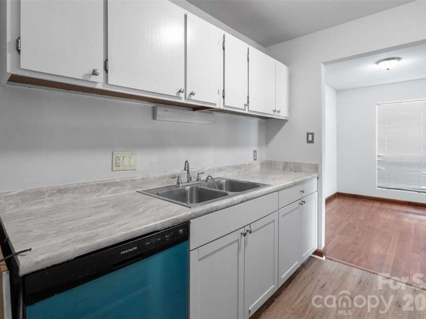 5016 Sardis Road, Charlotte, NC 28270.  MLS# CAR4379484, YatesRealty ID 19480. 