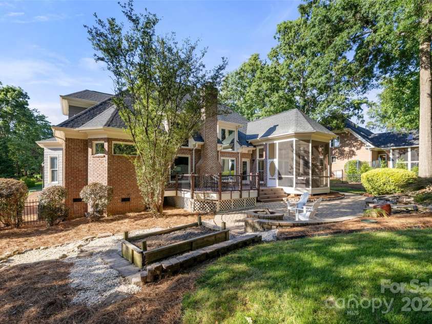9219 Whispering Wind Drive, Charlotte, NC 28277.  MLS# CAR4261114, YatesRealty ID 19480. All the different areas pair together well!
