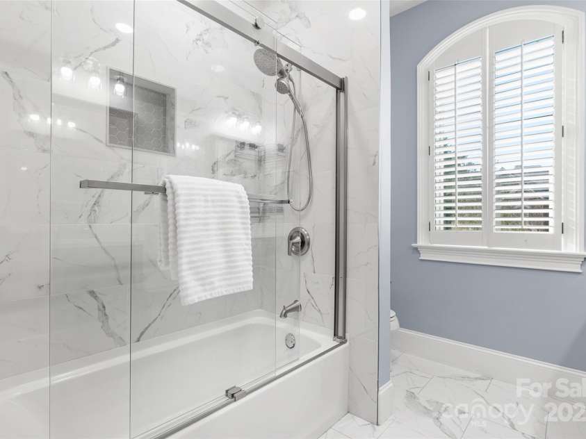 9219 Whispering Wind Drive, Charlotte, NC 28277.  MLS# CAR4261114, YatesRealty ID 19480. Jack and Jill shower/tub combo