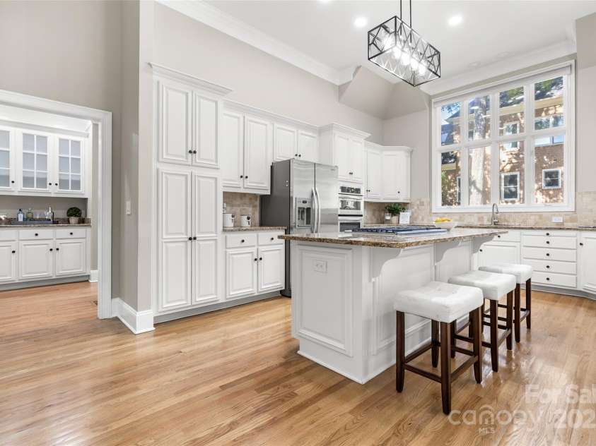 9219 Whispering Wind Drive, Charlotte, NC 28277.  MLS# CAR4261114, YatesRealty ID 19480. Nice eat in island!