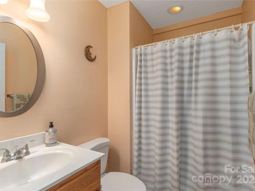 104 Kerlee Street, Black Mountain, NC 28711.  MLS# CAR4245652, YatesRealty ID 19482. En-suite for  Primary Bed
